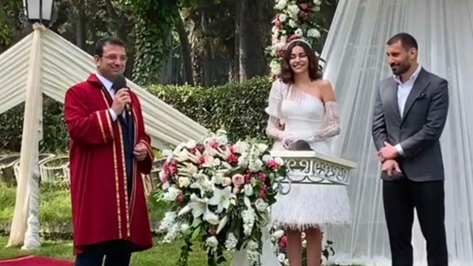 Koronavirüs evliliklerine bir yenisi daha eklendi