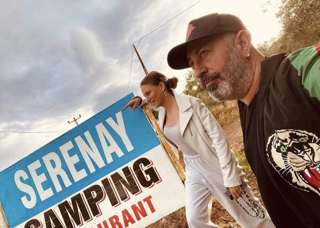 Cem Yılmaz sevgilisi Serenay Sarıkaya ile ilk kez fotoğraf paylaştı