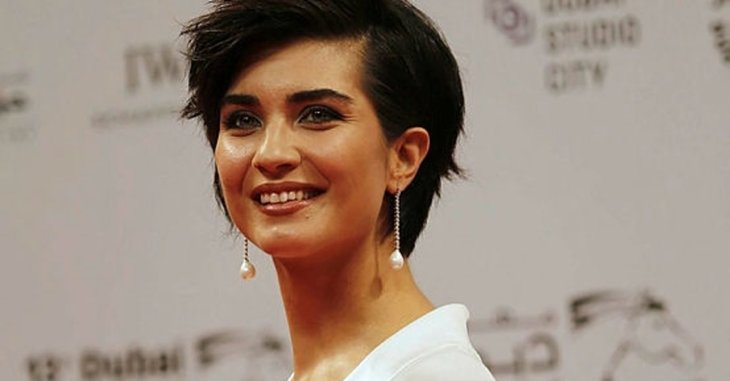 Oyuncu Tuba Büyüküstün  jüri koltuğuna oturuyor