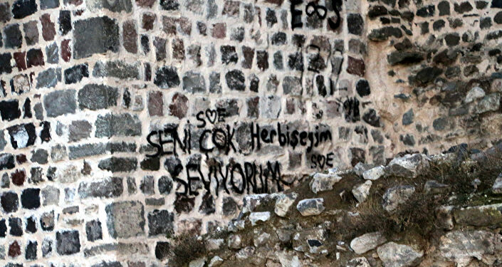 Tarihi surlarda barbarca görüntüler