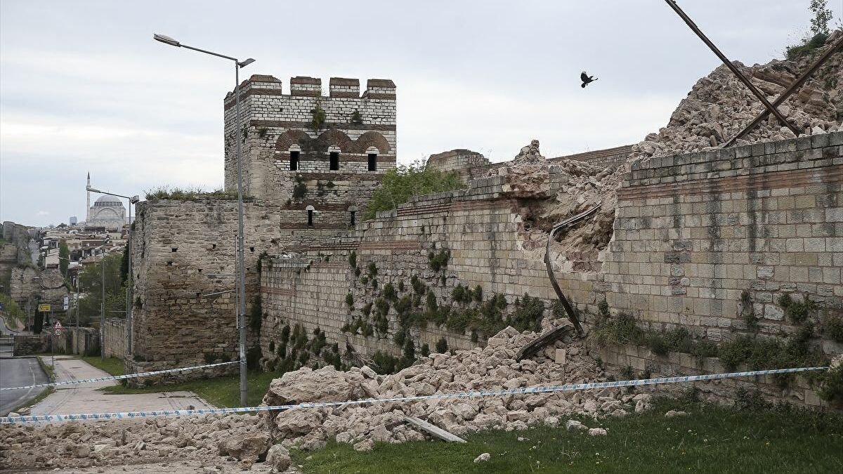 İstanbul’da surlar yıkılıyor. Sulukule’de yol trafiğe kapatıldı…