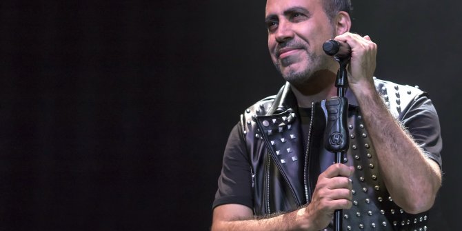 Haluk Levent seneler önce bir gazetenin dağıttığı maskeyi  paylaştı