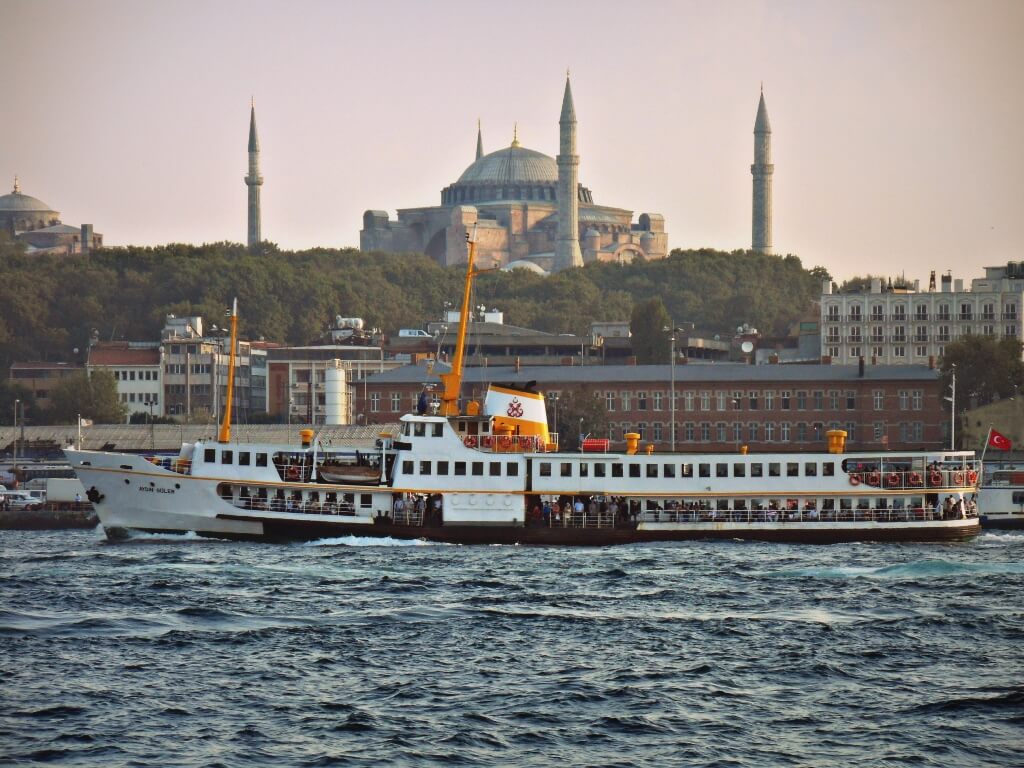 Vapur ve teknelerde yoğun kalabalıklar görüldü. Önlemlere dikkat!