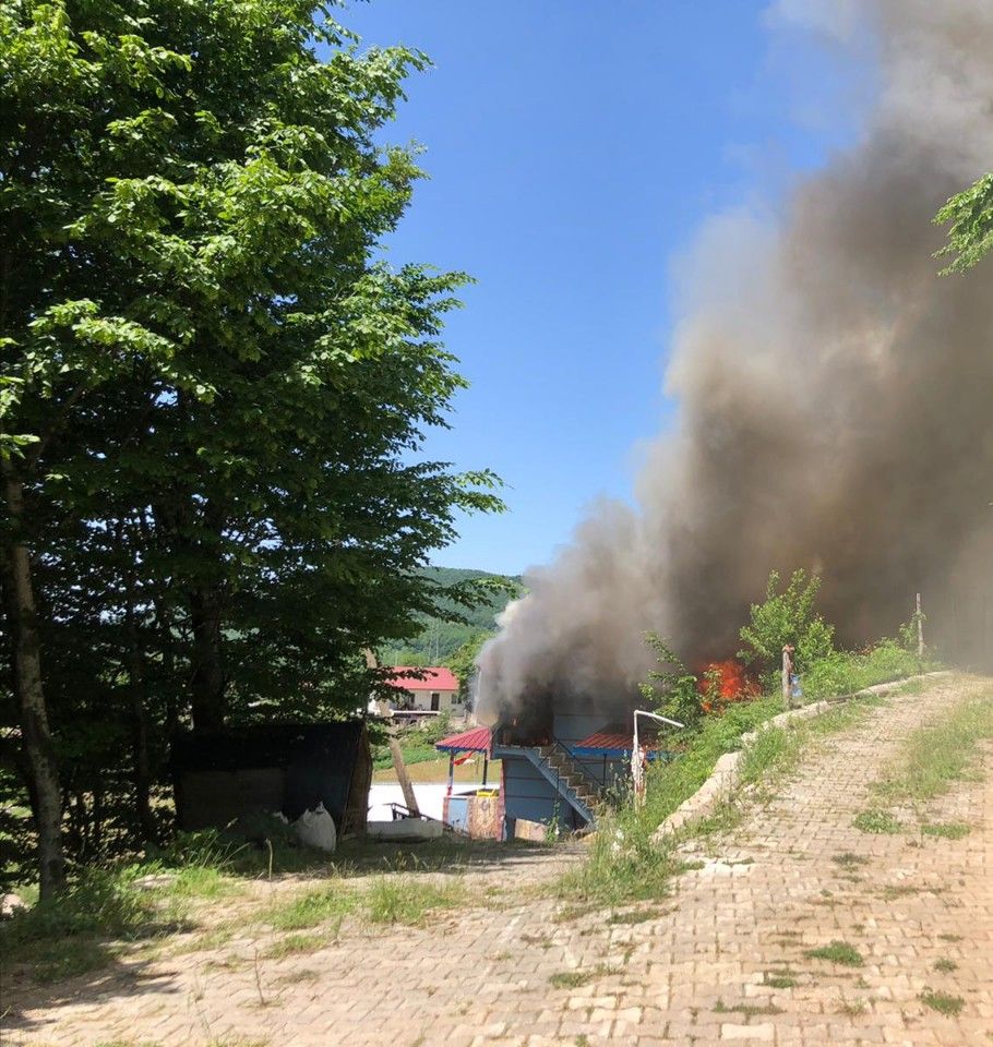 İki katlı ev alev alev yandı