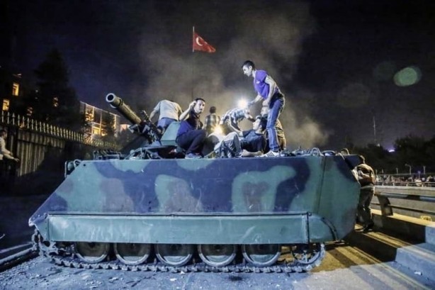Bugün 15 Temmuz! Hain darbe girişimi bir kez daha lanetlendi!