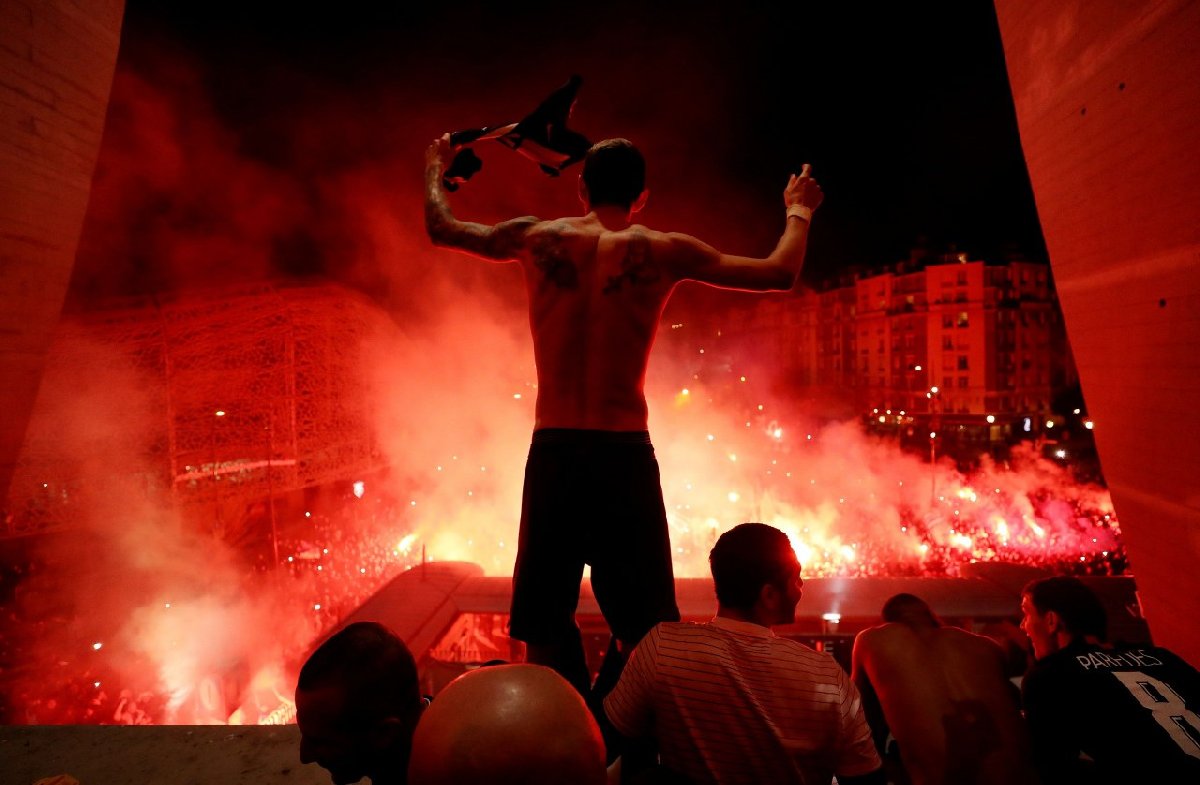 Fransa’da protestocular akın akın ayaklanıyor! Paris yanıyor!