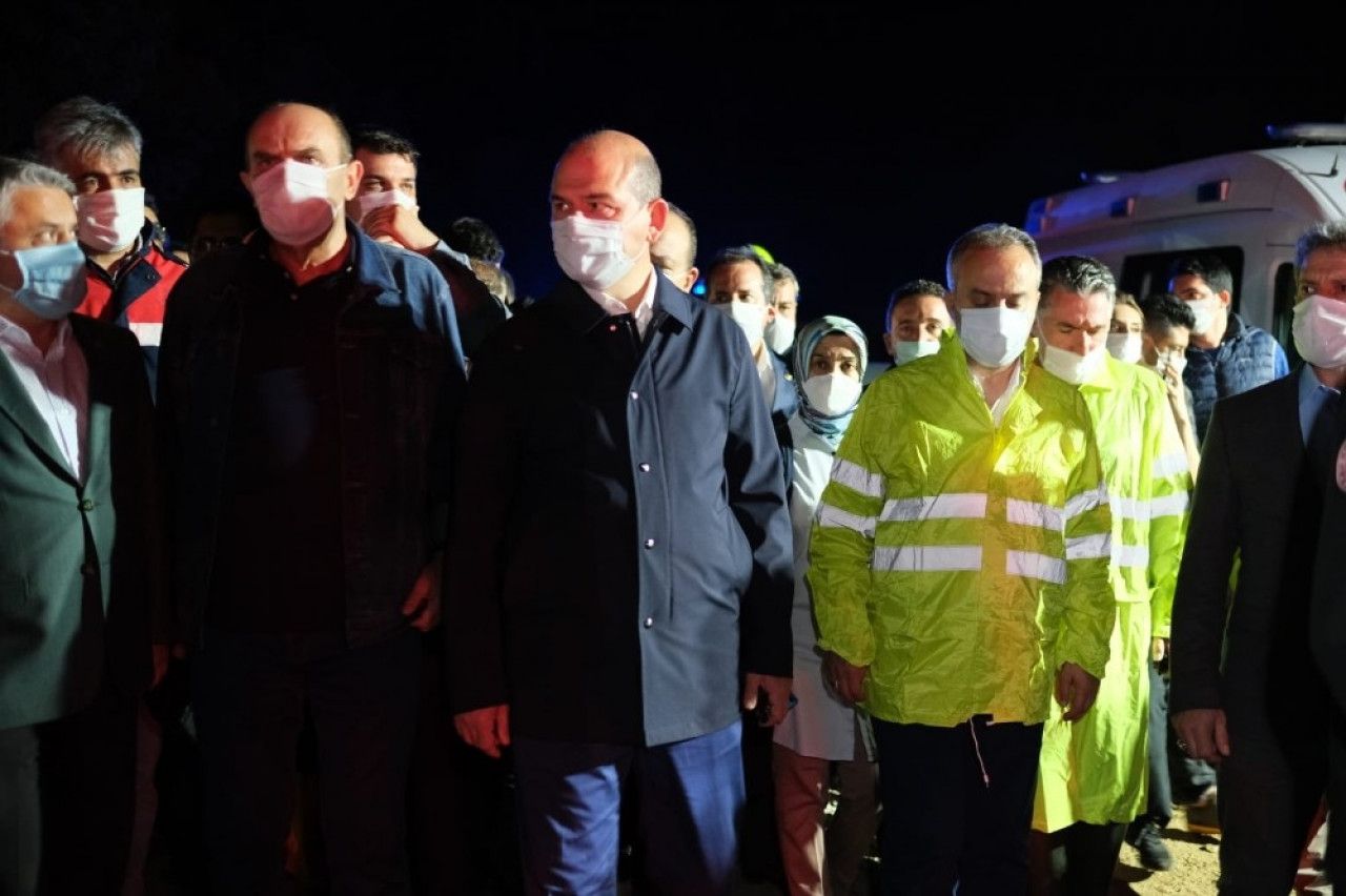 Ayaklı Devlet Süleyman Soylu: ”Deprem olursa ne olur özel araçlarla yolları tıkamayın. Telefonla uzun konuşarak hatları kilitlemeyin”dedi.