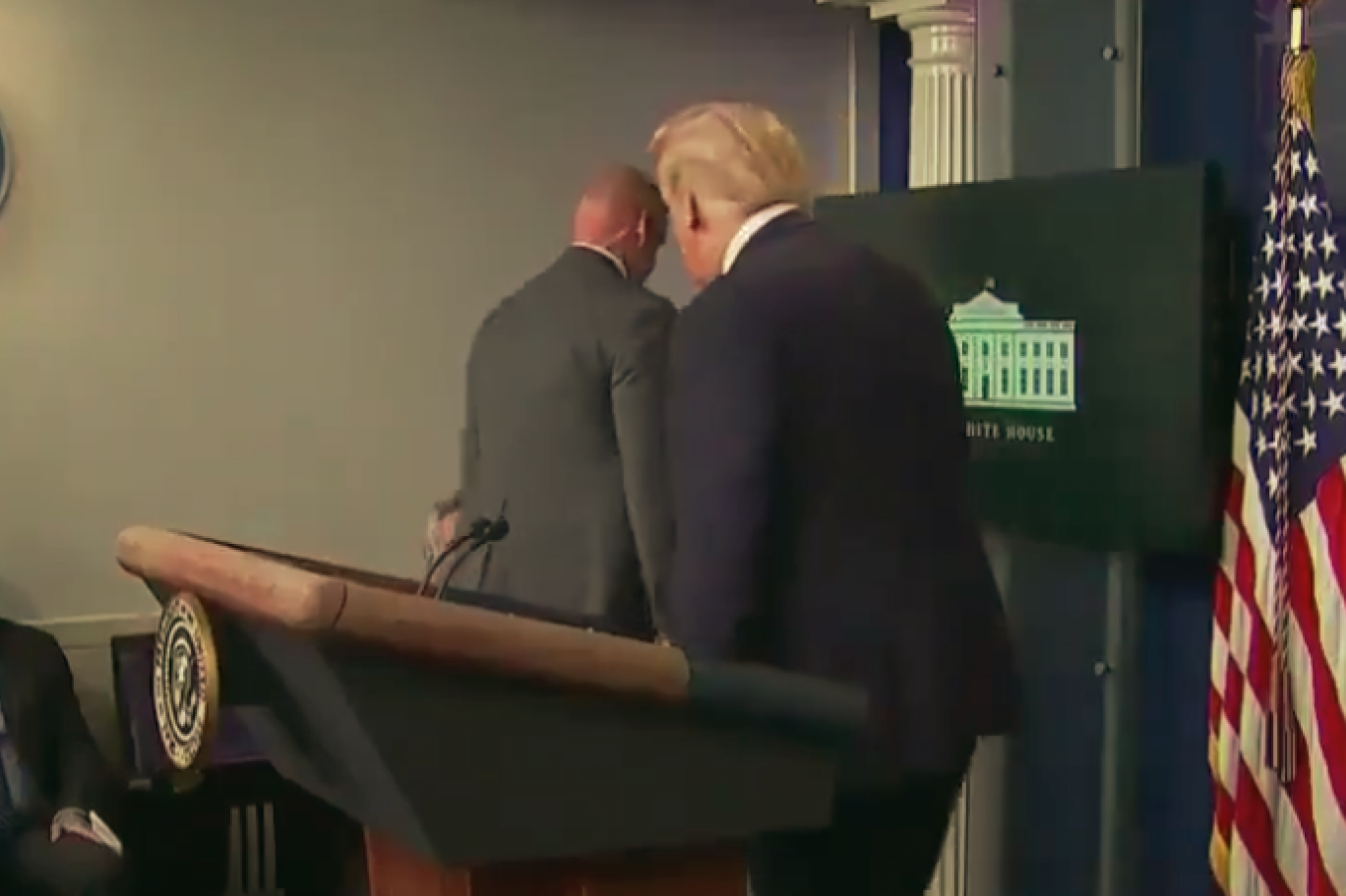 Trump’u basın toplantısı esnasında apar topar dışarı aldılar