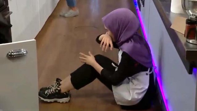 Fırını açmayı unutunca lazanyası gecikti. Yarışmacı gözyaşlarına boğuldu