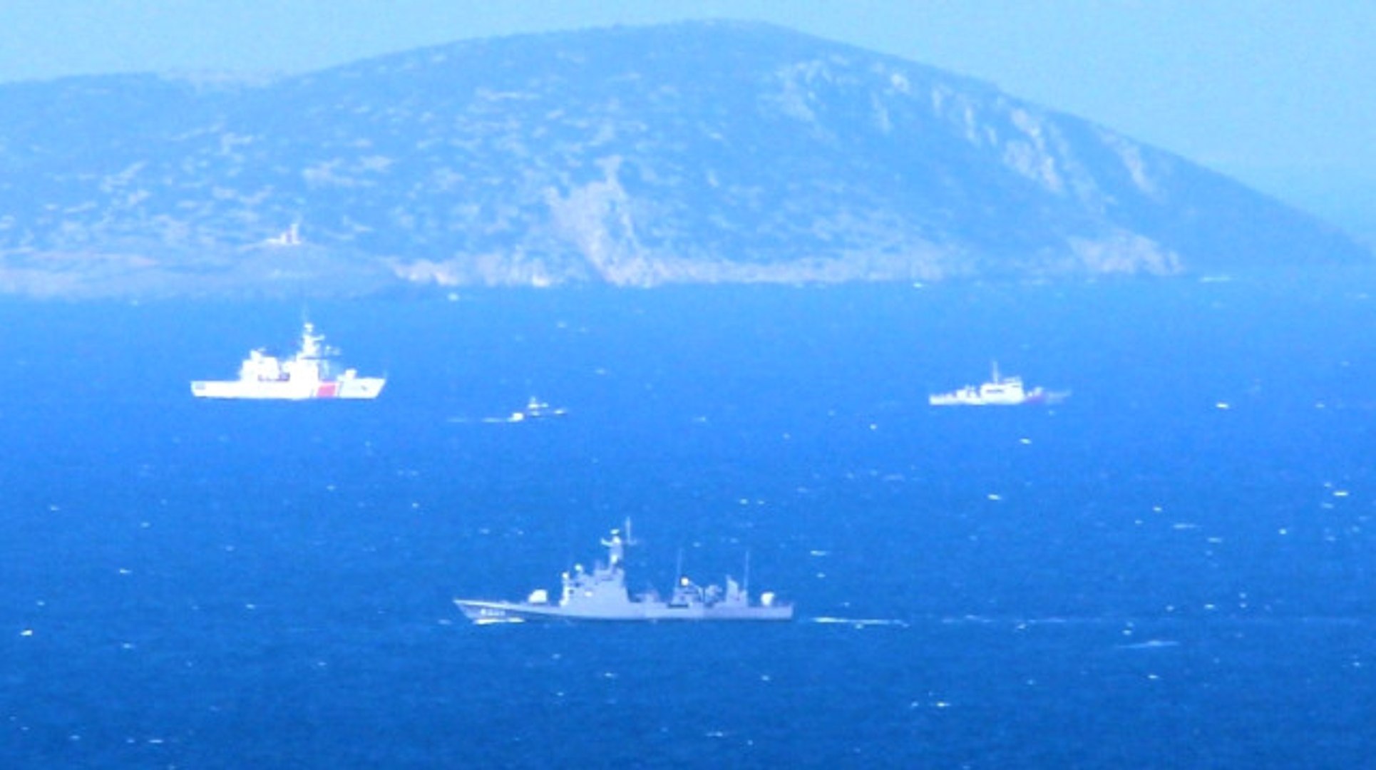 Türk gemisini taciz eden Yunan sahil güvenliğini Türk deniz aslanları mehter çalarak kovaladı