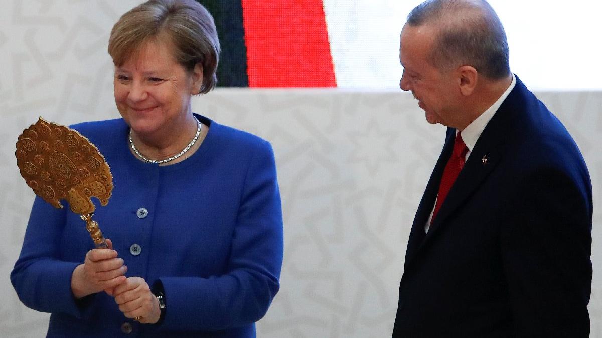 Erdoğan-Merkel arasında önemli görüşme! Merkelin suçu yok. Sözlerinden çıkarsa titretiyorlar!