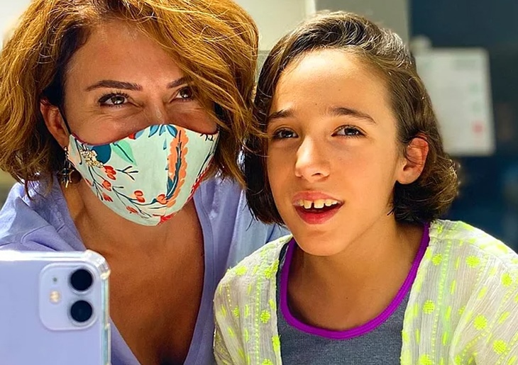 Ceyda Düvenci kızının regl olduğu haberini paylaşınca tepkiler sel oldu!