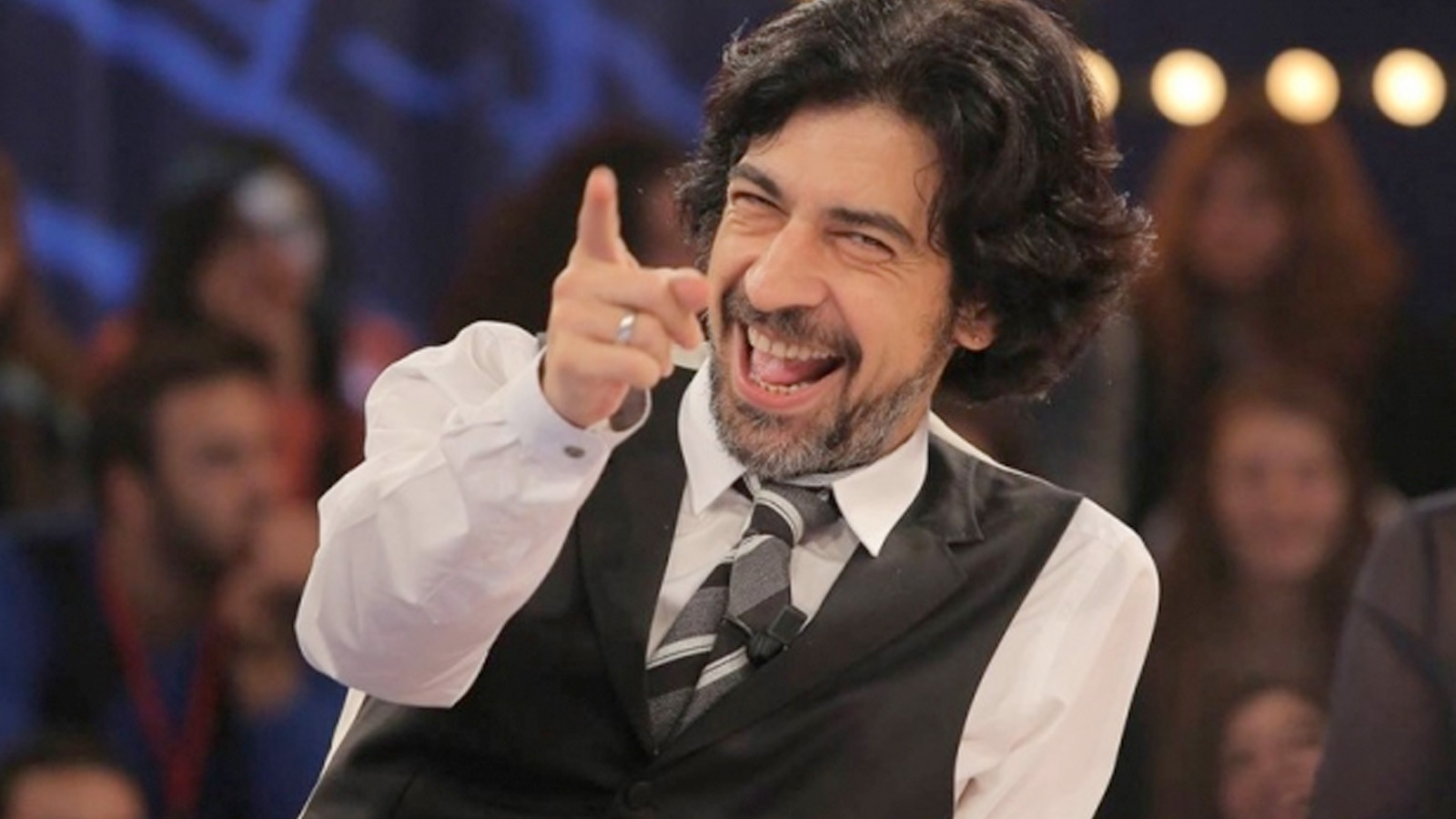 Okan Bayülgen patronları bombaladı!