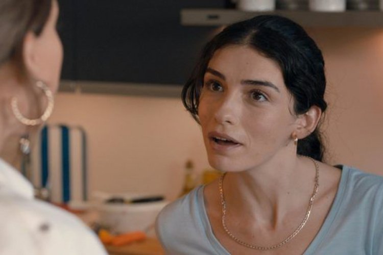 Türk dizilerinde oynayan Hazar Ergüçlü’den  soykırım paylaşımı!