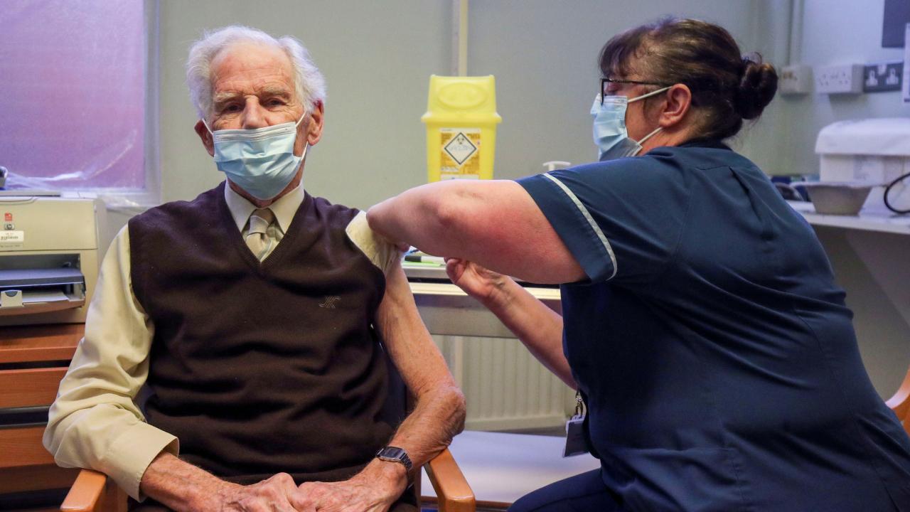 Aşı olanları izlemişler! İngiltere’de büyük skandal!