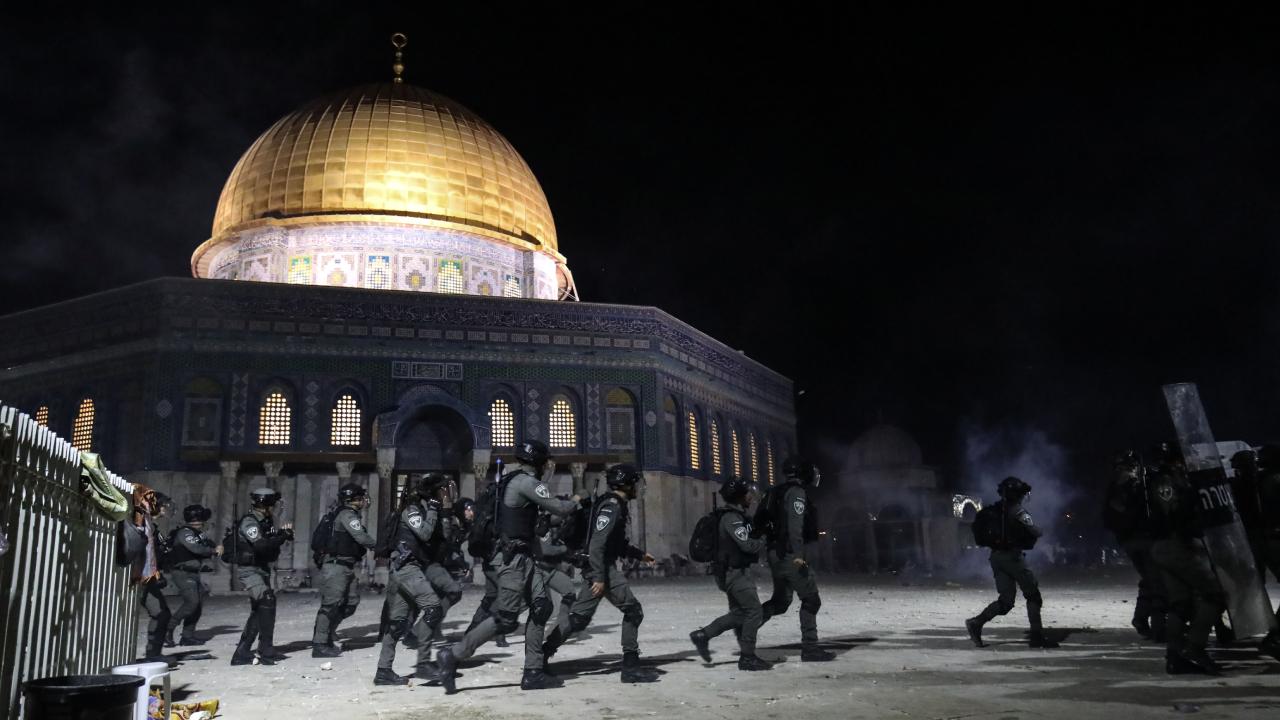 İsrail Mescid-i Aksa’yı basıp yine insanı ve ibadeti hedef aldı!